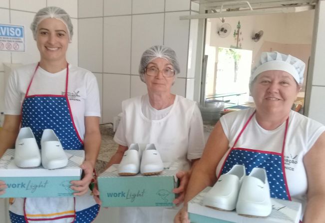 Equipe da Merenda Escolar recebe sapato de proteção